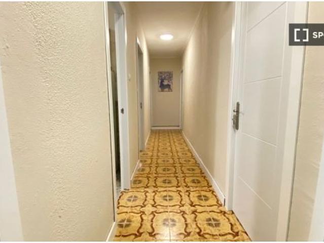 Se alquila habitación en piso compartido de 5 habitaciones en Palomeras Bajas, solo profesionales y