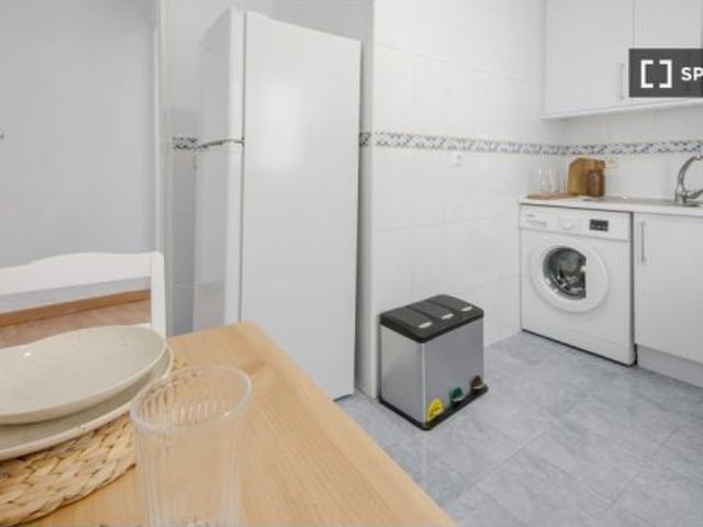 Se alquila habitación en piso compartido de 5 habitaciones en Palacio