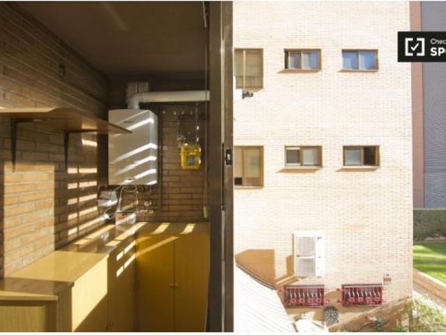 Se alquila habitación en piso compartido de 5 habitaciones en Peñagrande, solo profesionales y estud