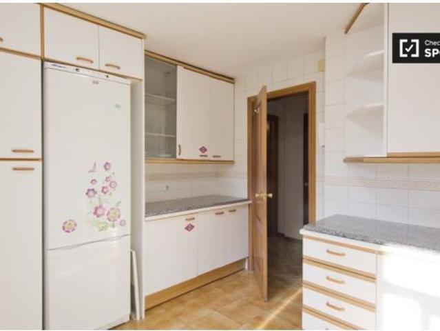 Se alquila habitación en piso compartido de 5 habitaciones en Peñagrande, solo profesionales y estud
