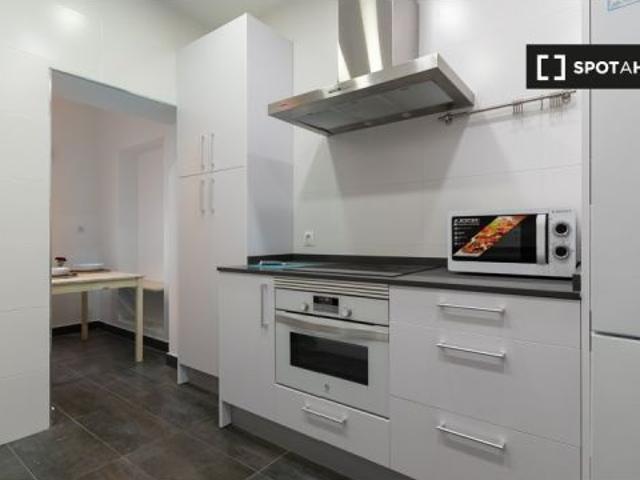 Se alquila habitación en piso compartido de 5 habitaciones en Prosperidad, solo profesionales, no pa