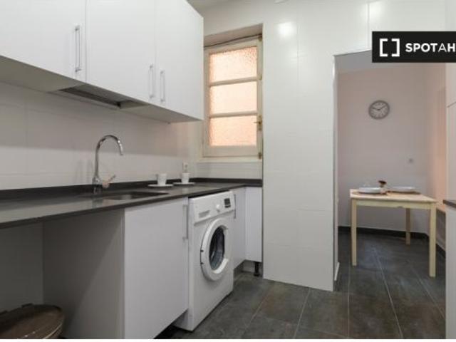 Se alquila habitación en piso compartido de 5 habitaciones en Prosperidad, solo profesionales, no pa