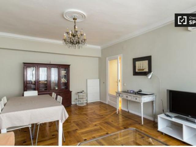 Se alquila habitación en piso compartido de 5 habitaciones en Prosperidad