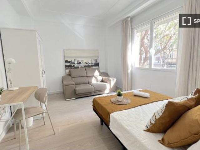Se alquila habitación en piso compartido de 5 habitaciones en Russafa