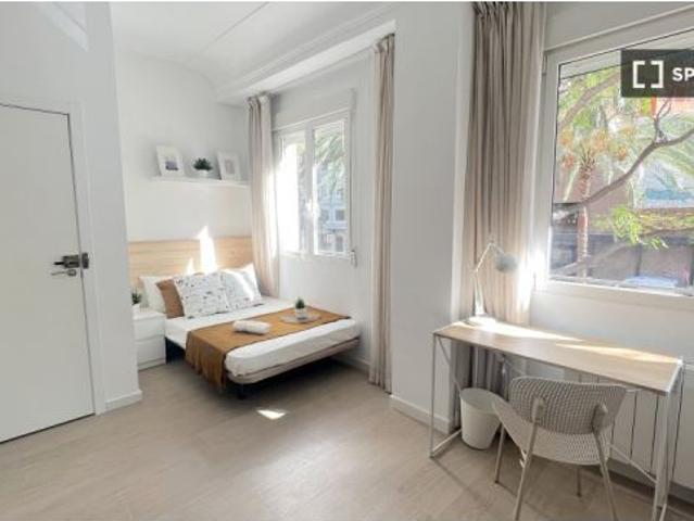 Se alquila habitación en piso compartido de 5 habitaciones en Russafa