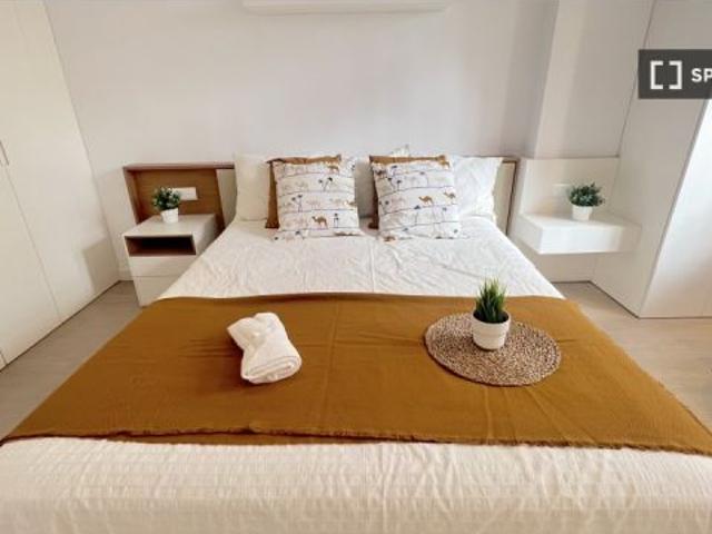 Se alquila habitación en piso compartido de 5 habitaciones en Russafa