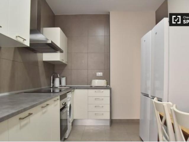 Se alquila habitación en piso compartido de 5 habitaciones en Russafa, solo estudiantes