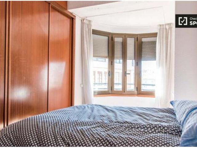 Se alquila habitación en piso compartido de 5 habitaciones en Russafa, perfecta para profesionales y