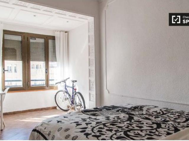 Se alquila habitación en piso compartido de 5 habitaciones en Russafa, perfecta para profesionales y