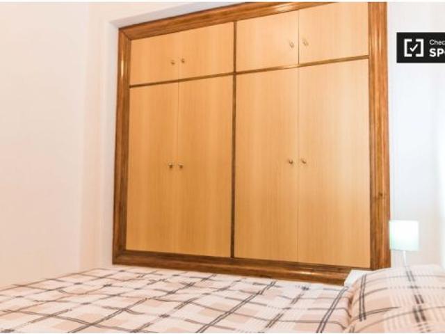 Se alquila habitación en piso compartido de 5 habitaciones en Russafa, perfecta para profesionales y