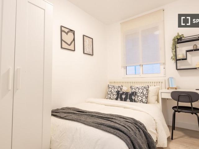 Se alquila habitación en piso compartido de 5 habitaciones en Ríos Rosas