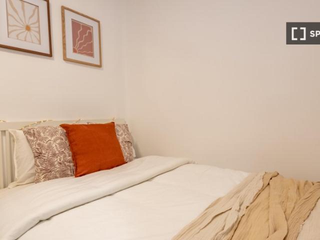Se alquila habitación en piso compartido de 5 habitaciones en Ríos Rosas