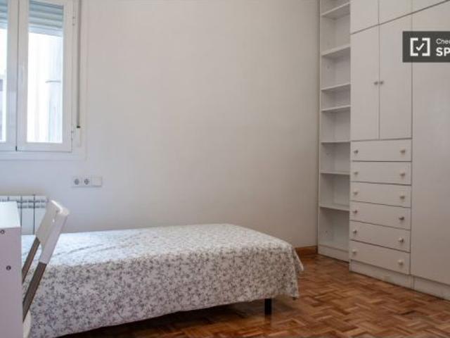 Se alquila habitación en piso compartido de 5 habitaciones en Ríos Rosas