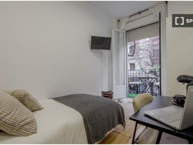 Se alquila habitación en piso compartido de 5 habitaciones en Ríos Rosas, incluye todos los gastos