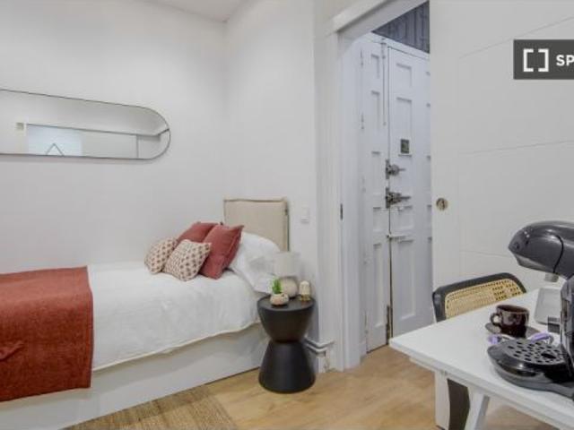 Se alquila habitación en piso compartido de 5 habitaciones en Ríos Rosas, incluye todos los gastos