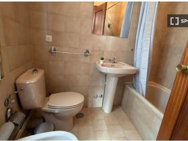 Se alquila habitación en piso compartido de 5 habitaciones en Ríos Rosas, se admiten profesionales y