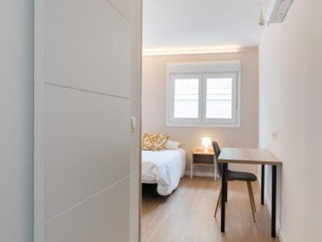 Se alquila habitación en piso compartido de 5 habitaciones en San Fermín