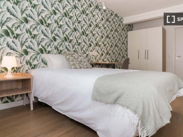 Se alquila habitación en piso compartido de 5 habitaciones en San Fermín