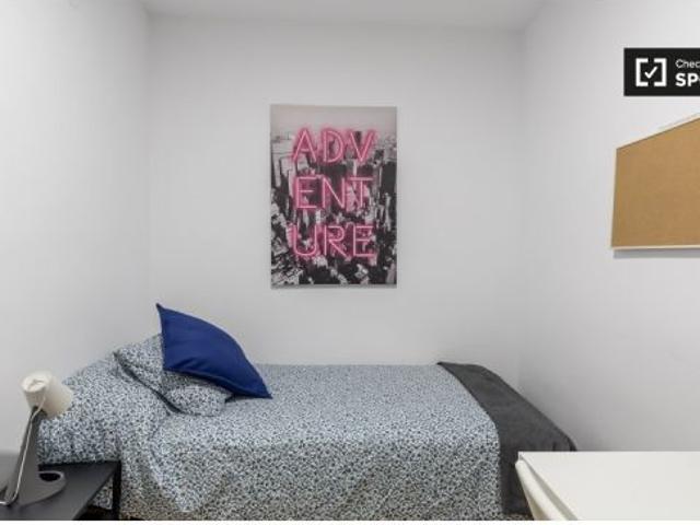 Se alquila habitación en piso compartido de 5 habitaciones en Sant Antoni, Valencia. Solo estudiante