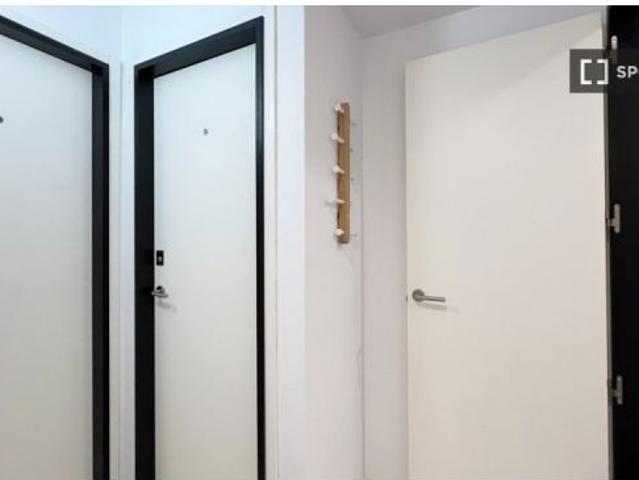 Se alquila habitación en piso compartido de 5 habitaciones en Valverde, todos los gastos incluidos