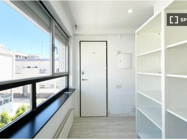Se alquila habitación en piso compartido de 5 habitaciones en Valverde, todos los gastos incluidos