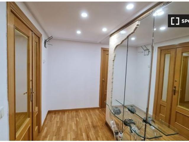 Se alquila habitación en piso compartido de 5 habitaciones en Zaragoza, solo estudiantes