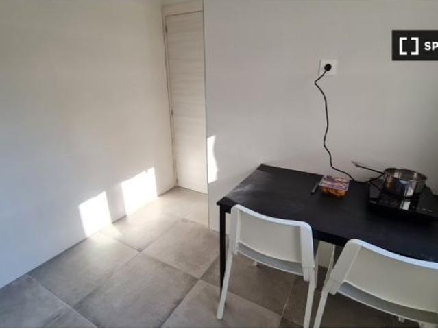 Se alquila habitación en piso compartido de 5 habitaciones en Zaragoza, solo estudiantes