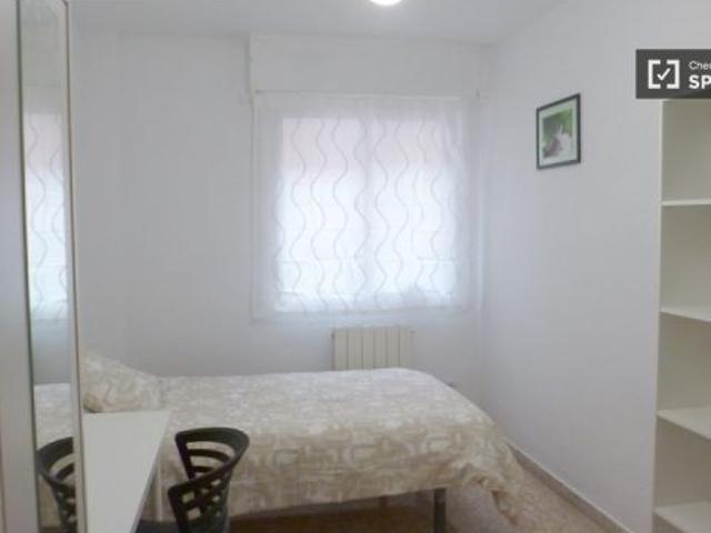 Se alquila habitación en piso compartido de 5 habitaciones en Zaragoza, todos los gastos incluidos