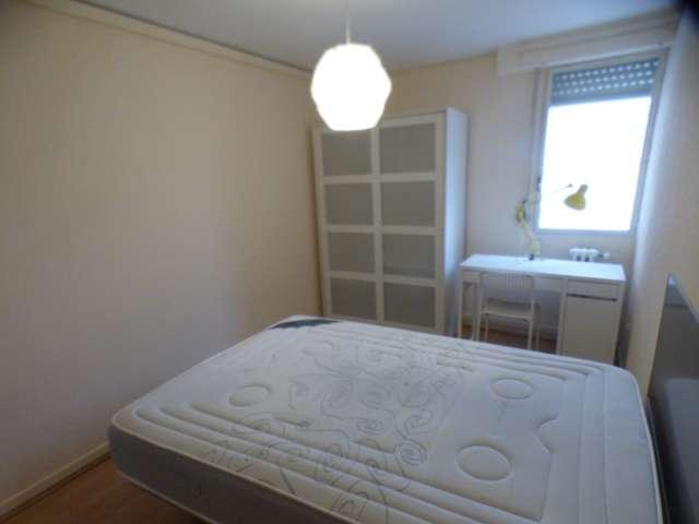 Se alquila habitación en piso compartido de 6 habitaciones en Madrid