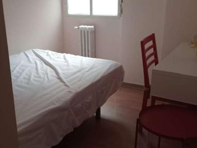 Se alquila habitación en piso compartido de 6 habitaciones en Madrid
