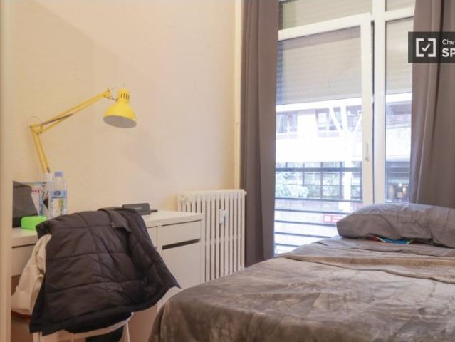 Se alquila habitación en piso compartido de 6 habitaciones en Madrid