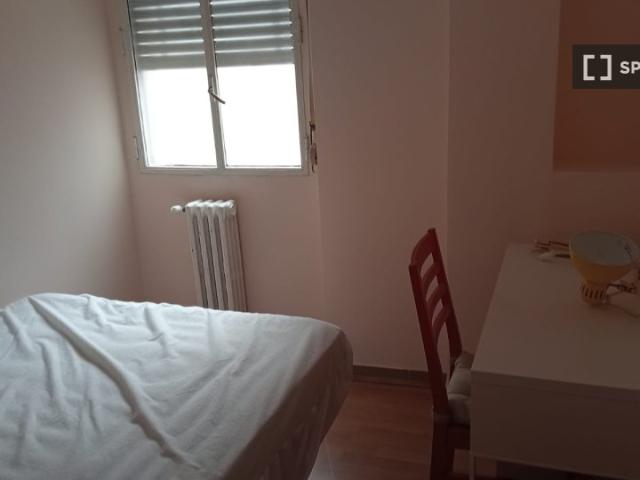 Se alquila habitación en piso compartido de 6 habitaciones en Madrid