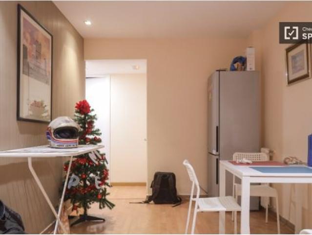 Se alquila habitación en piso compartido de 6 habitaciones en Madrid