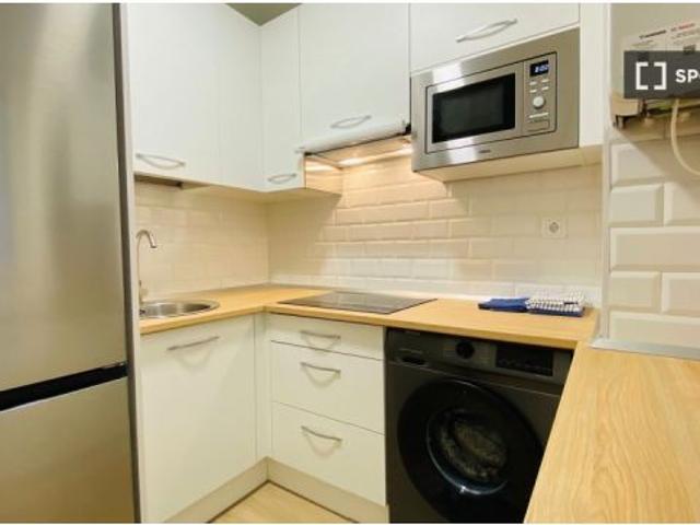 Se alquila habitación en piso compartido de 6 habitaciones en Numancia, profesionales y estudiantes