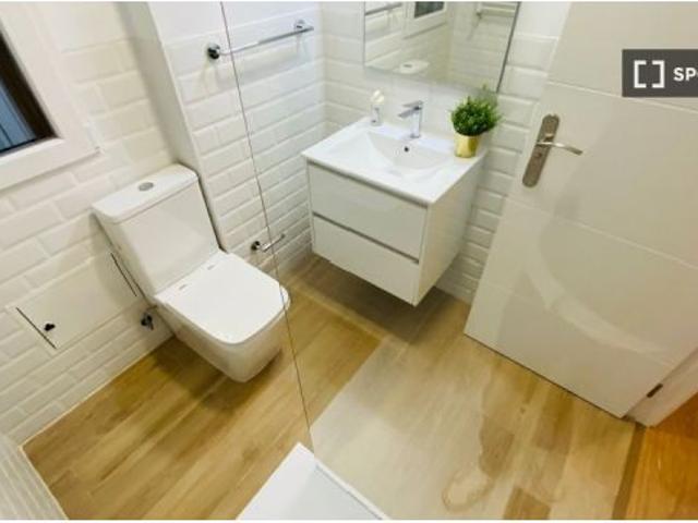 Se alquila habitación en piso compartido de 6 habitaciones en Numancia, profesionales y estudiantes
