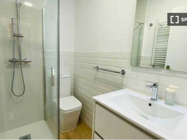 Se alquila habitación en piso compartido de 6 habitaciones en Numancia, profesionales y estudiantes