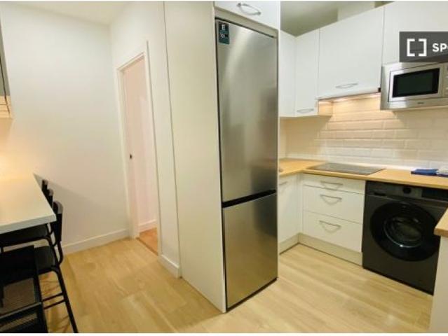 Se alquila habitación en piso compartido de 6 habitaciones en Numancia, profesionales y estudiantes