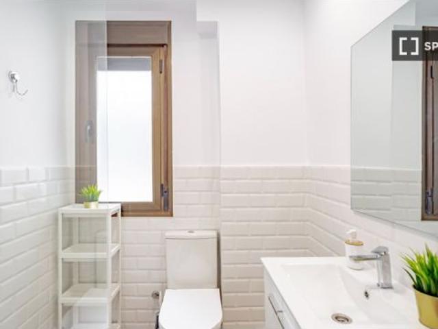 Se alquila habitación en piso compartido de 6 habitaciones en Numancia, solo profesionales