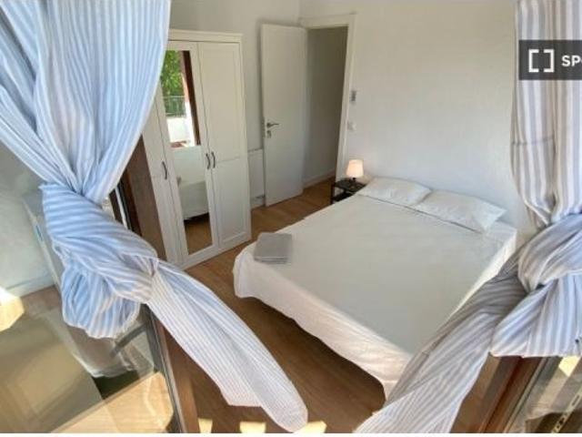 Se alquila habitación en piso compartido de 6 habitaciones en Numancia, solo profesionales