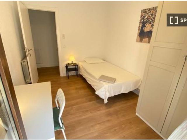 Se alquila habitación en piso compartido de 6 habitaciones en Numancia, solo profesionales