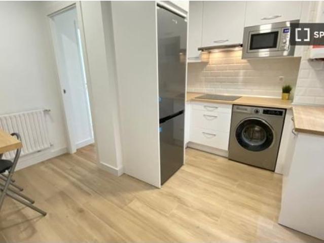 Se alquila habitación en piso compartido de 6 habitaciones en Numancia, solo profesionales