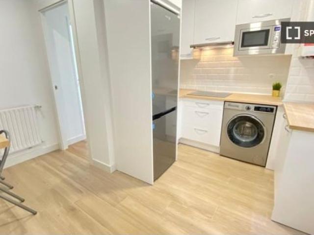 Se alquila habitación en piso compartido de 6 habitaciones en Numancia, solo profesionales