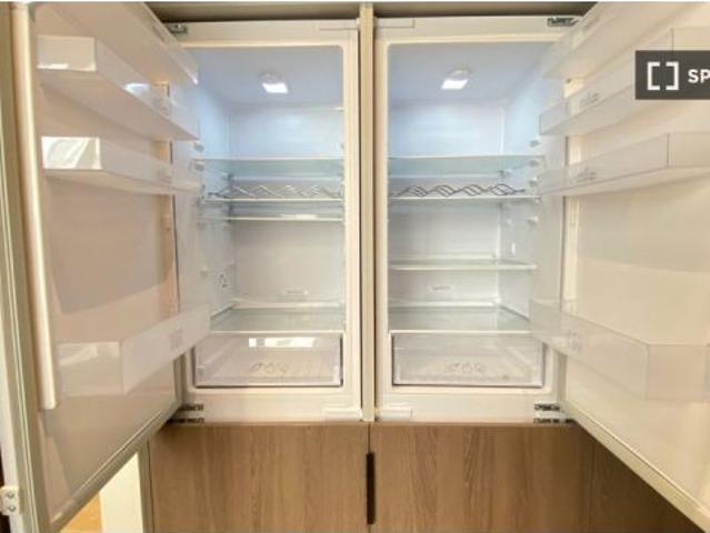 Se alquila habitación en piso compartido de 6 habitaciones en Niño Jesús, solo profesionales