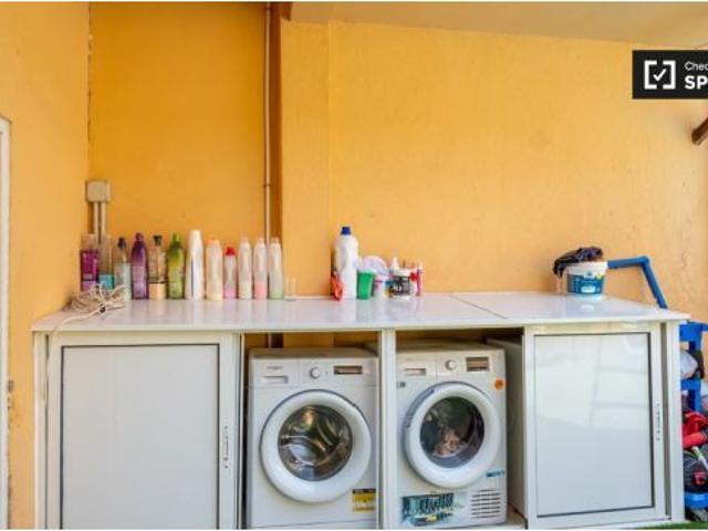 Se alquila habitación en piso compartido de 6 habitaciones en Alcalá de Henares, solo estudiantes