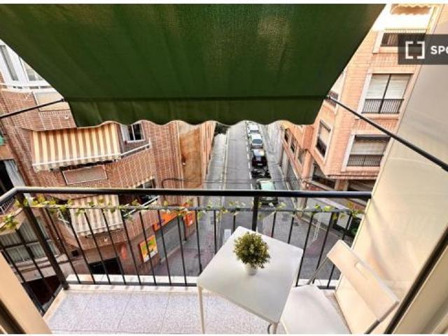 Se alquila habitación en piso compartido de 6 habitaciones en Alicante