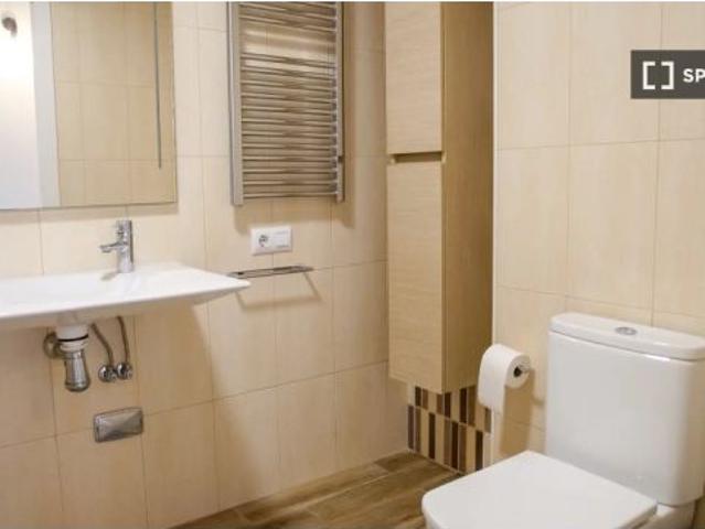 Se alquila habitación en piso compartido de 6 habitaciones en Alicante
