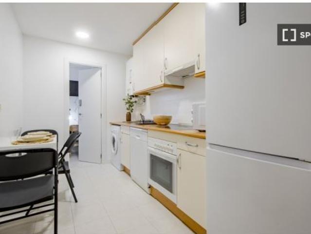 Se alquila habitación en piso compartido de 6 habitaciones en Arapiles, ideal para profesionales o e