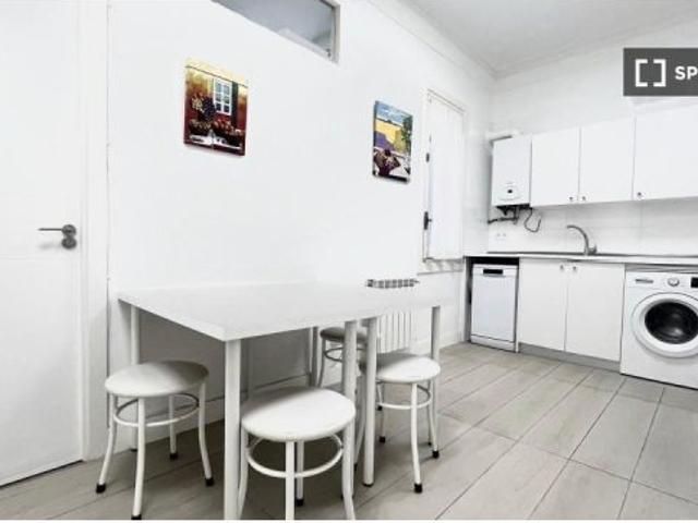 Se alquila habitación en piso compartido de 6 habitaciones en Argüelles Moncloa, gastos incluidos