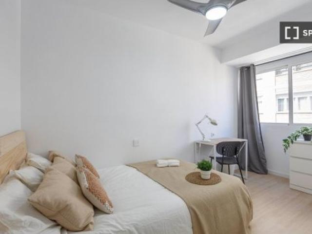 Se alquila habitación en piso compartido de 6 habitaciones en Benimaclet