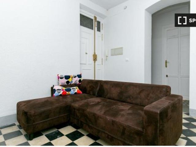 Se alquila habitación en piso compartido de 6 habitaciones en Centro Sagrario, ideal para profesiona